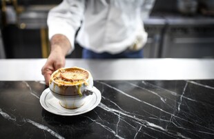 Un plato de comida sobre una mesa de mármol.
