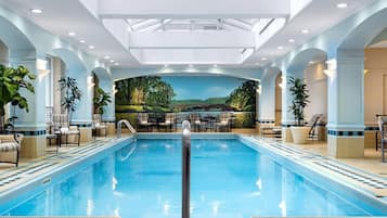 Una piscina cubierta