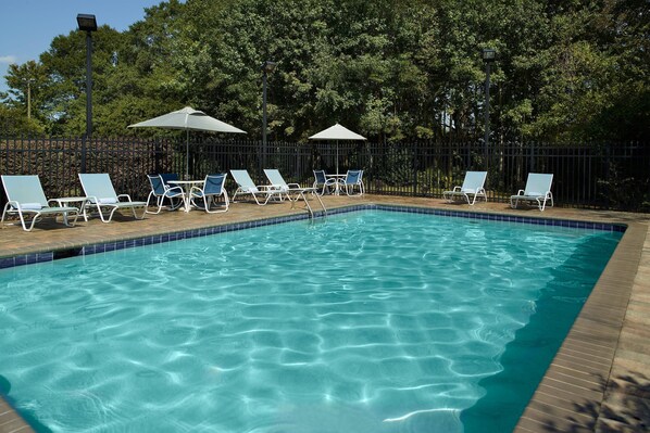 Piscine extérieure, parasols, chaises longues