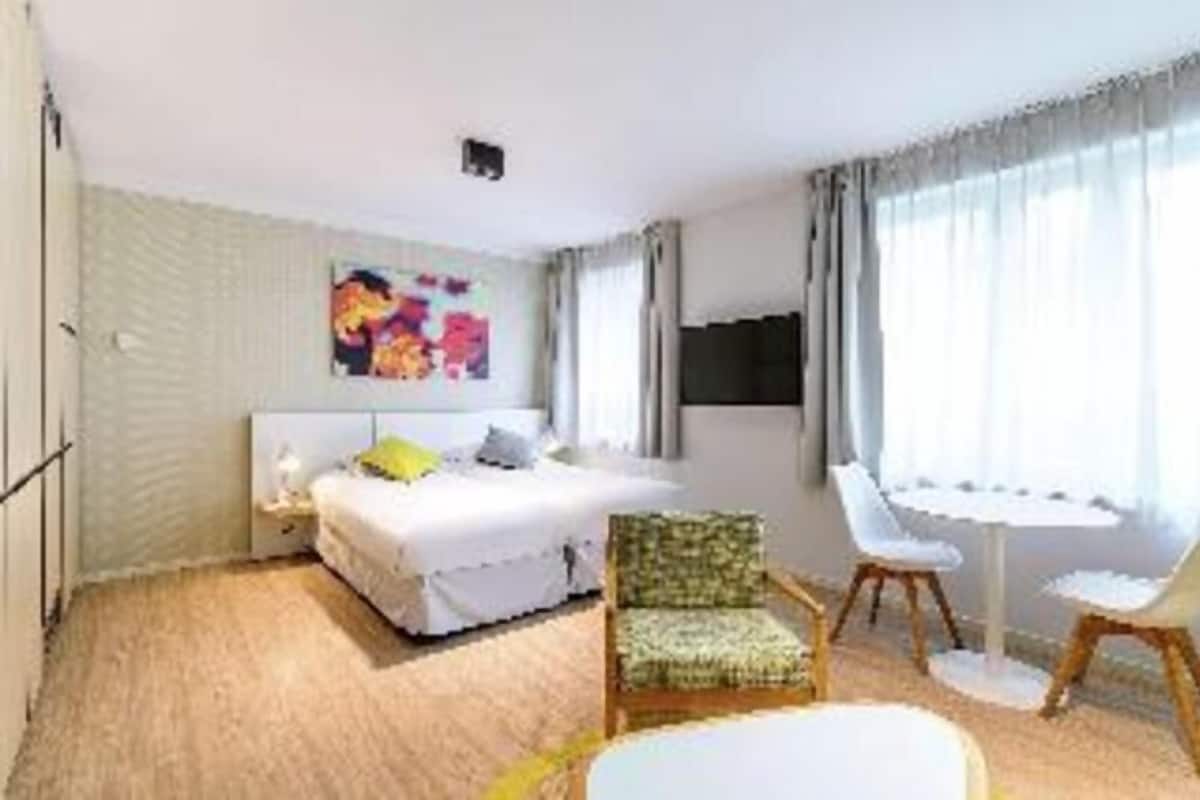 Premium bedding, down duvets, minibar, in-room safe
