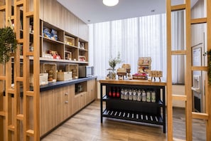 Desayuno buffet todos los días (EUR 24 por persona) 