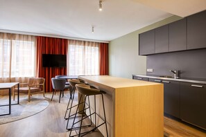 King Deluxe Family Room | Private kitchen