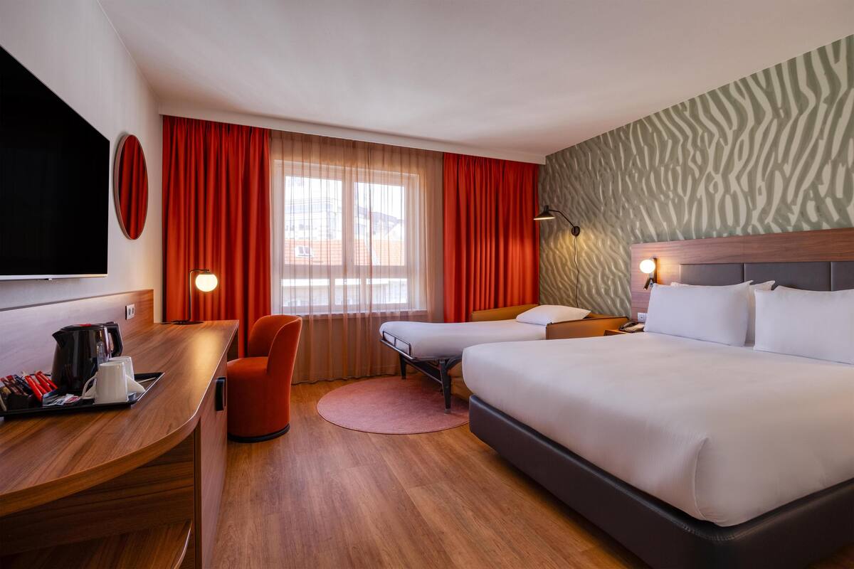 King Room with Sofa Bed | เครื่องนอนระดับพรีเมียม, ผ้านวมขนเป็ด, มินิบาร์, ตู้นิรภัยในห้องพัก