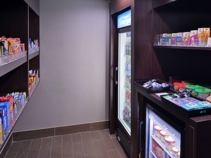 Un espace équipé de distributeurs automatiques proposant des en-cas et des aliments surgelés.