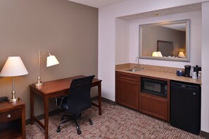 Suite, 1 King-Bett, Nichtraucher, Whirlpool | Daunenbettdecken, Zimmersafe, Schreibtisch