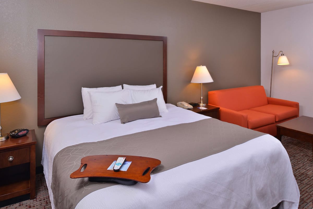 Down comforters, in-room safe, desk, laptop workspace