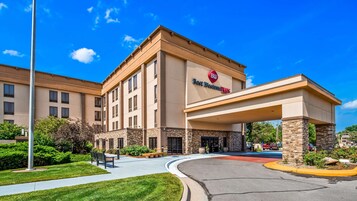 Un hotel Best Western Plus con una fachada moderna, un acceso cubierto y un camino de entrada ajardinado.