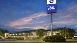 A hotel with a prominent sign reading 'Best Western.' - Best Western Lumberton (Lumberton)