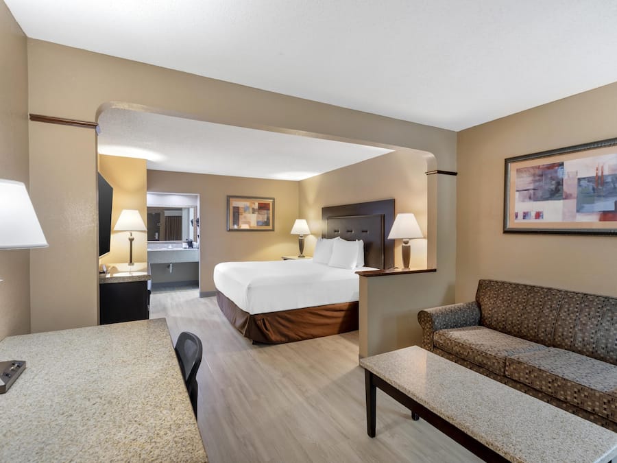 Escritorio, espacio para trabajar con laptop y cortinas blackout