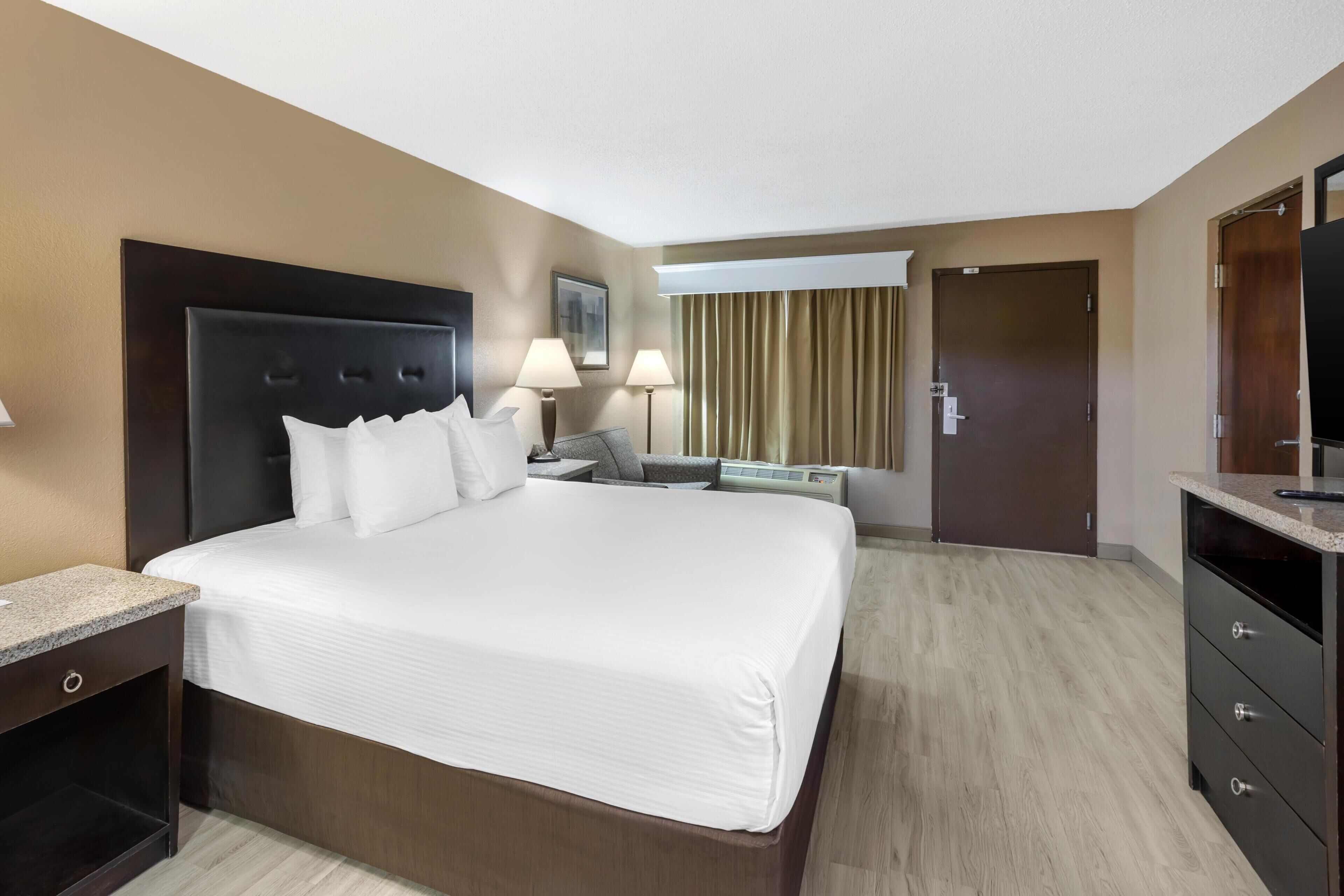 Standard Room, 1 King Bed, Accessible, Non Smoking (with Sofabed)