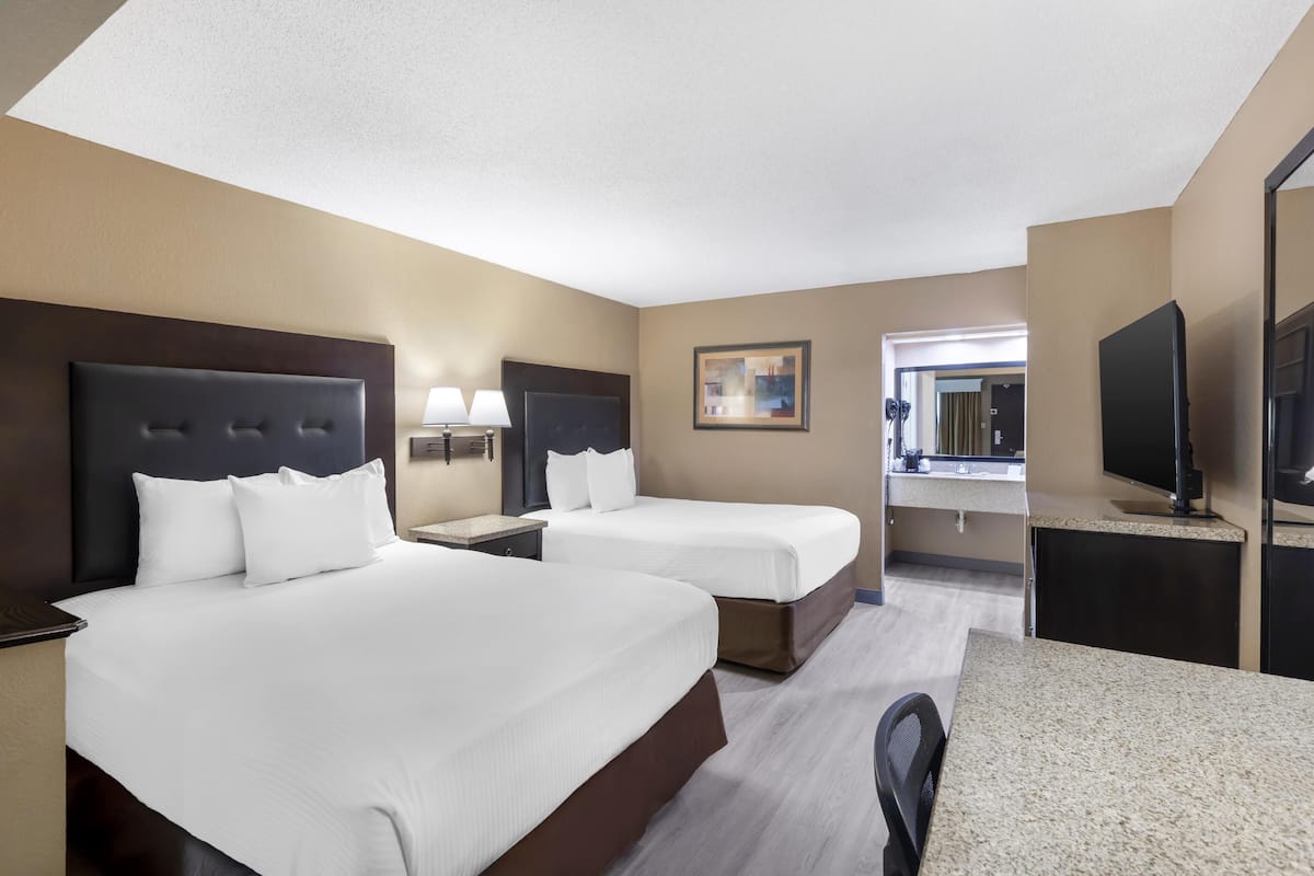 Habitación estándar, 2 camas Queen size, para no fumadores (Oversized Room) | Escritorio, espacio para trabajar con laptop y cortinas blackout