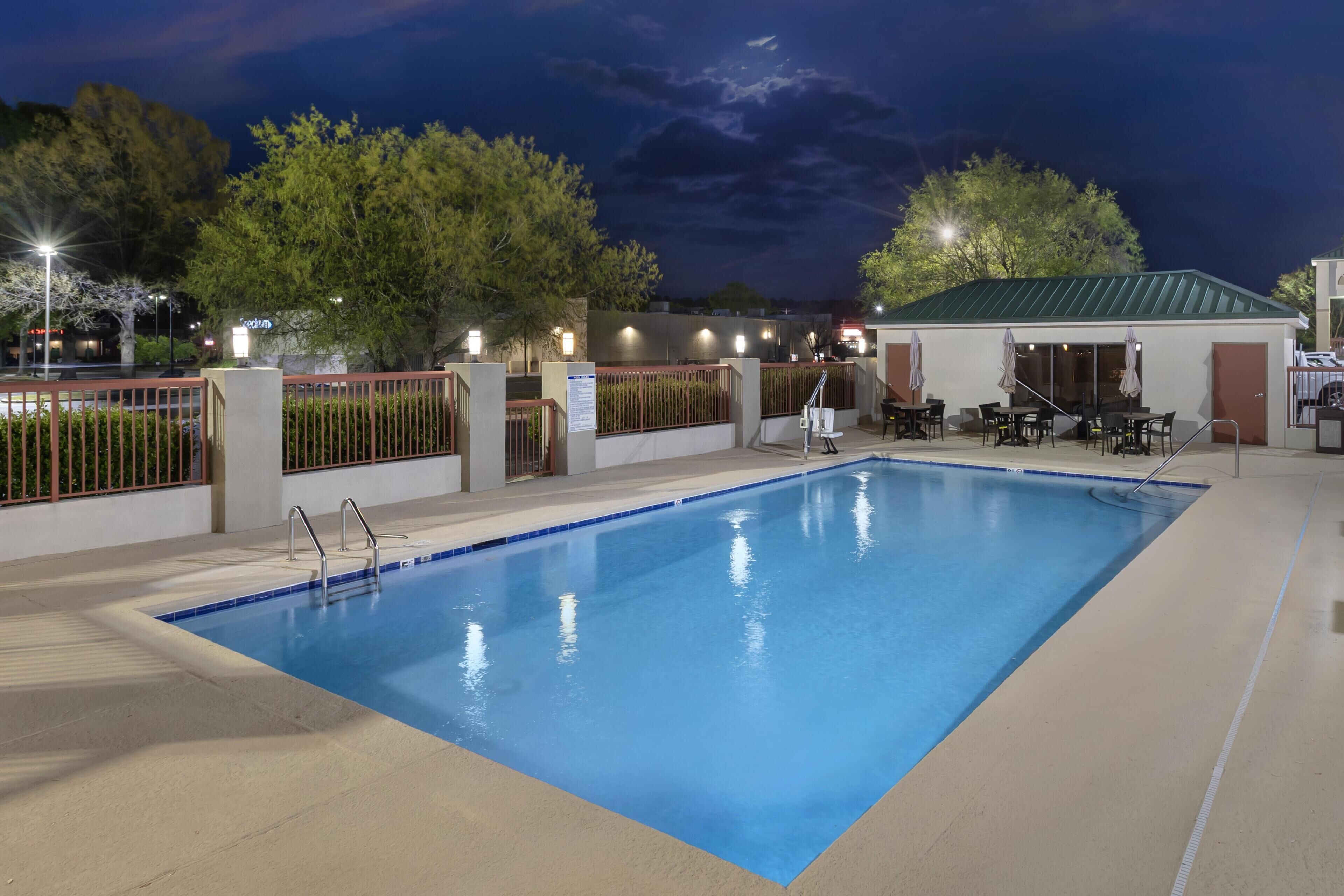 室外游泳池，提供泳池遮陽傘和日光浴躺椅