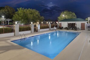 Outdoor pool, pool umbrellas, pool loungers - Best Western Lumberton (Lumberton)