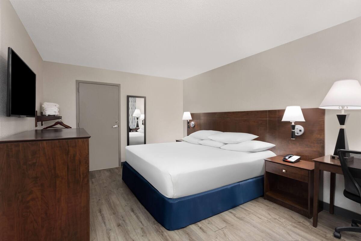Kamer, 1 kingsize bed, toegankelijk voor mindervaliden, niet-roken (Mobility/Hearing,roll-in shower) | Een kluis op de kamer, een bureau, een strijkplank/strijkijzer
