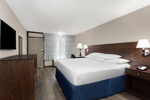 Quarto standard, 1 cama King | Cofres nos quartos, escrivaninha, ferros/tábuas de passar roupa