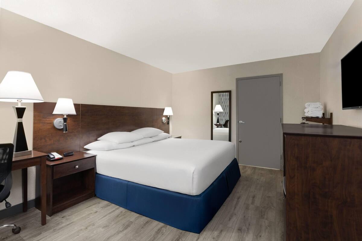 Kamer, 1 kingsize bed, toegankelijk voor mindervaliden (Mobility/Hearing, tub w grab bars) | Een kluis op de kamer, een bureau, een strijkplank/strijkijzer