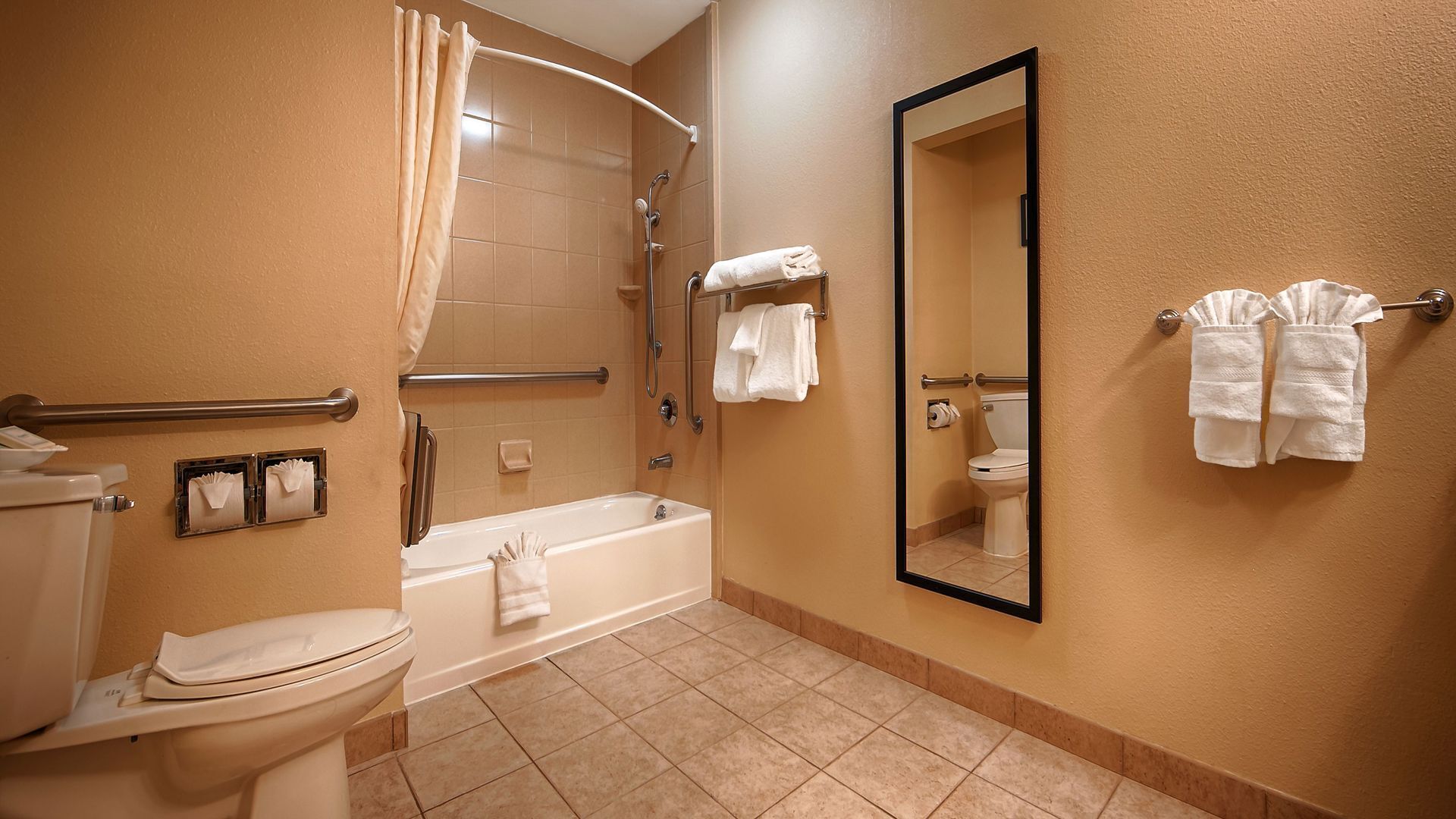 Bathroom | Combined shower/tub, free toiletries, hair dryer, towels