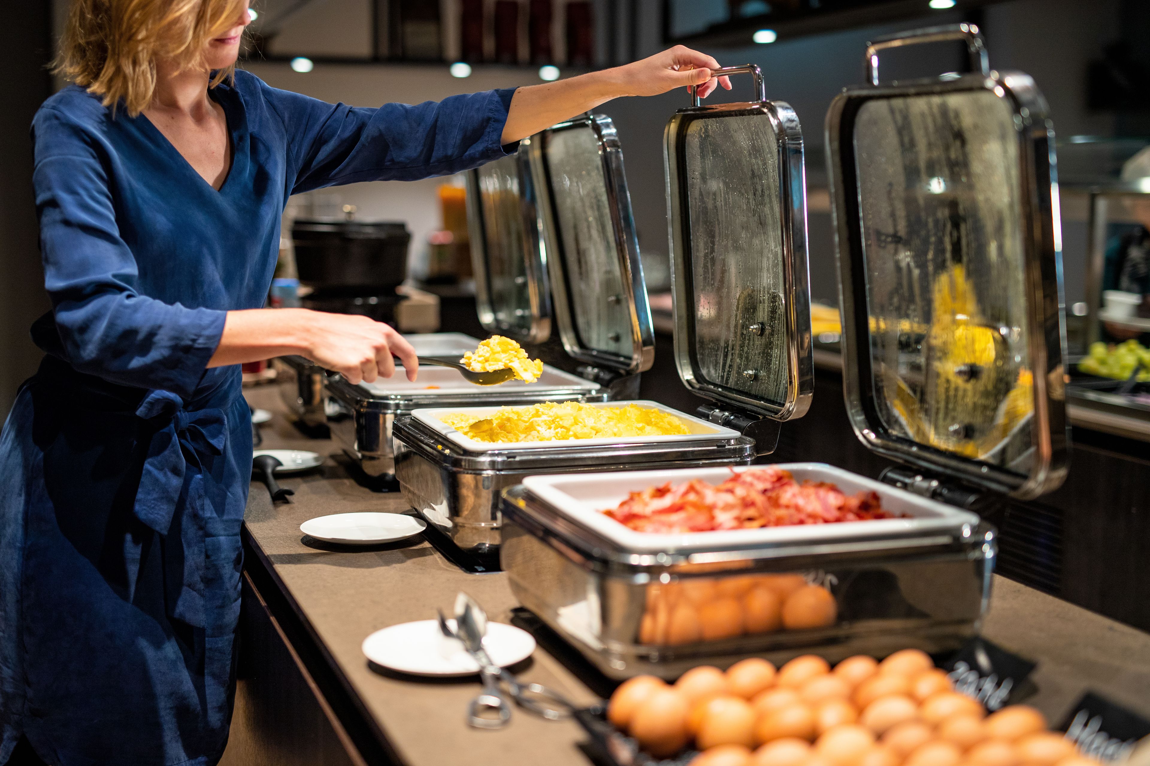 Desayuno buffet (EUR 27.50 por persona) 