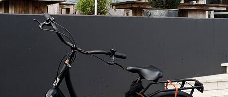 A bicycle parked in front of a building with a sign that reads "BILDERBER Parkhotel".