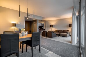 Suite, 1 très grand lit (Penthouse) | Coin séjour | Télévision à écran plat de 32 pouces avec chaînes par câble, télévision