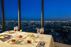3 restaurants, servant le déjeuner et le dîner; cuisine japonaise
