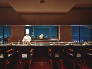 3 間餐廳，供應早餐、午餐和晚餐，日本料理