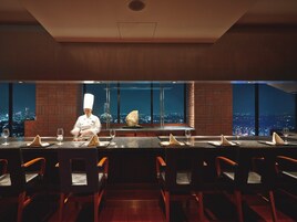 3 restaurants, breakfast, lunch, dinner served; Japanese cuisine