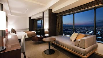 Premium bedding, in-room safe, desk, blackout drapes