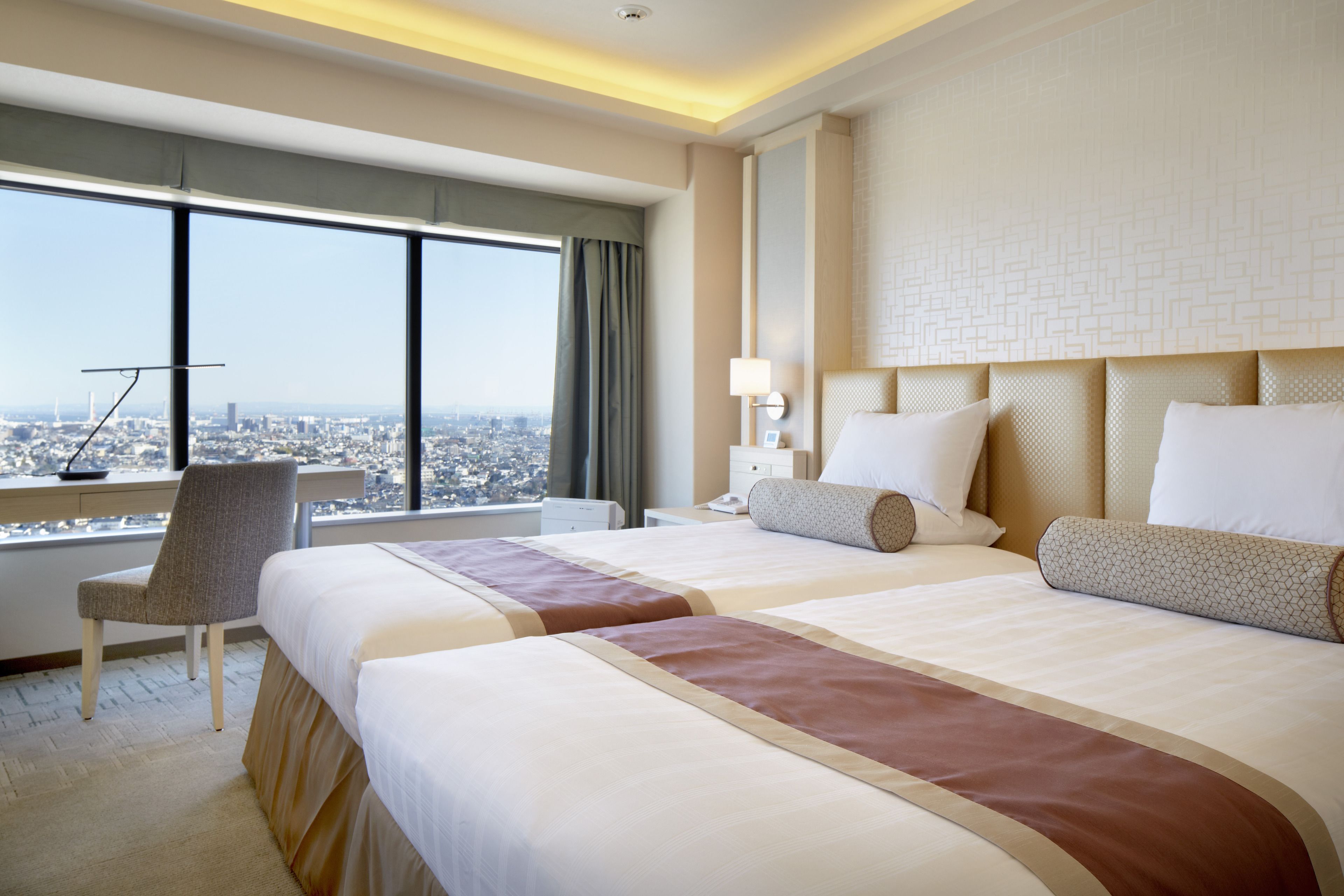 Peralatan tempat tidur premium, peti besi dalam bilik, meja 