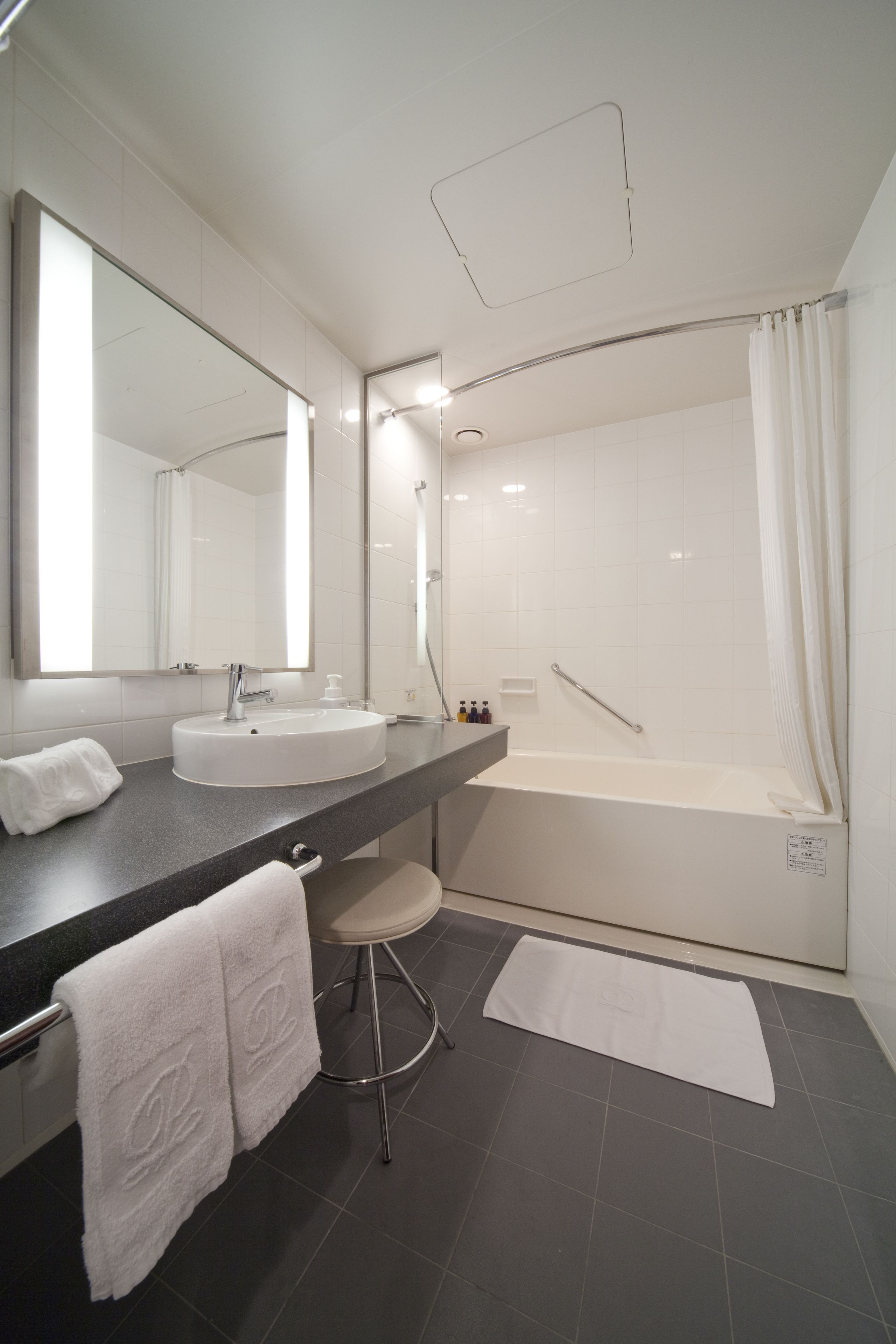 combined shower/bathtub, deep-soaking bathtub, hair dryer, slippers