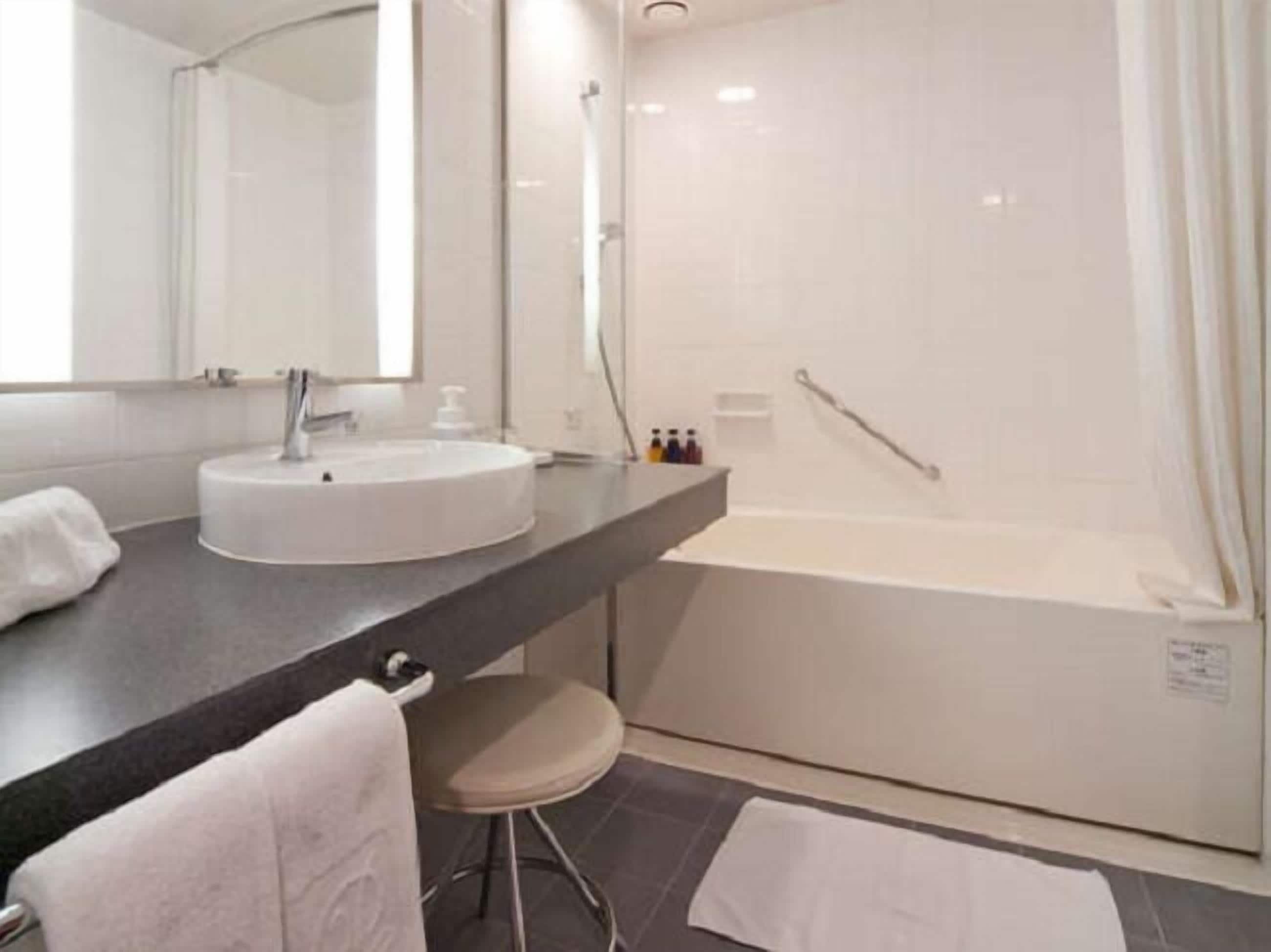 combined shower/bathtub, deep-soaking bathtub, hair dryer, slippers