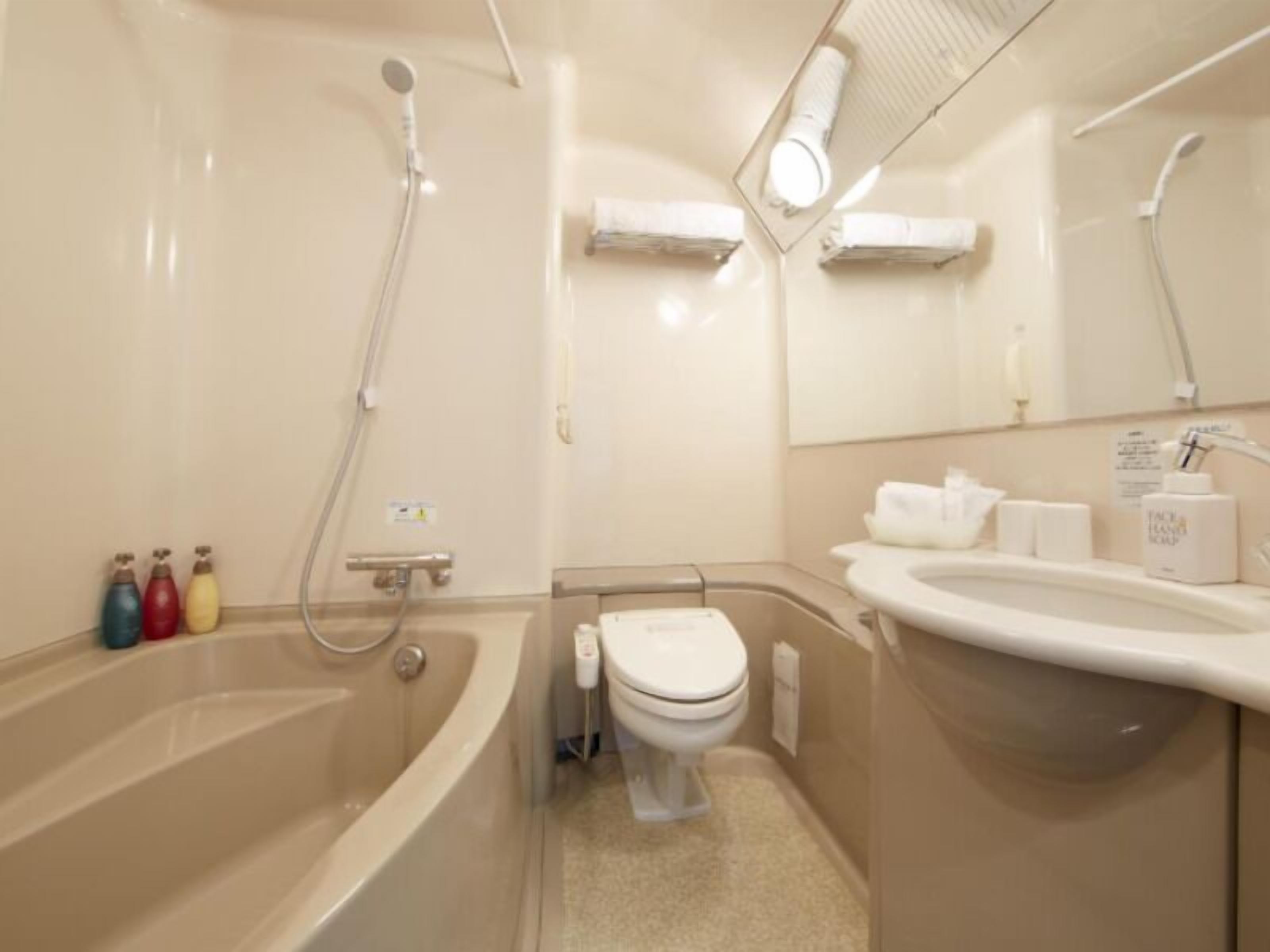 Baño | Tina con regadera, tina profunda, secadora de cabello, pantuflas 