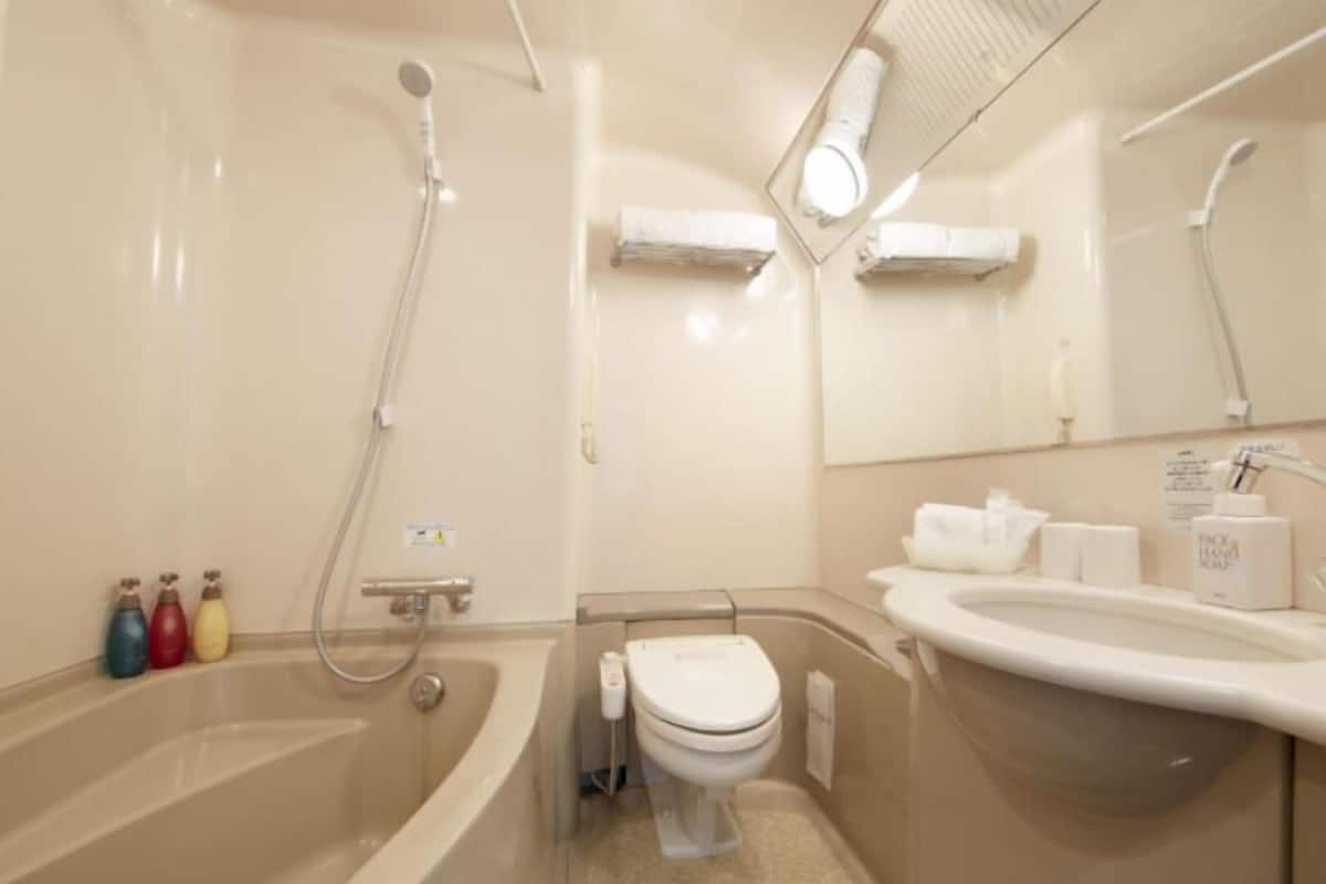 Salle de bain | Ensemble baignoire-douche, baignoire profonde, séchoir à cheveux