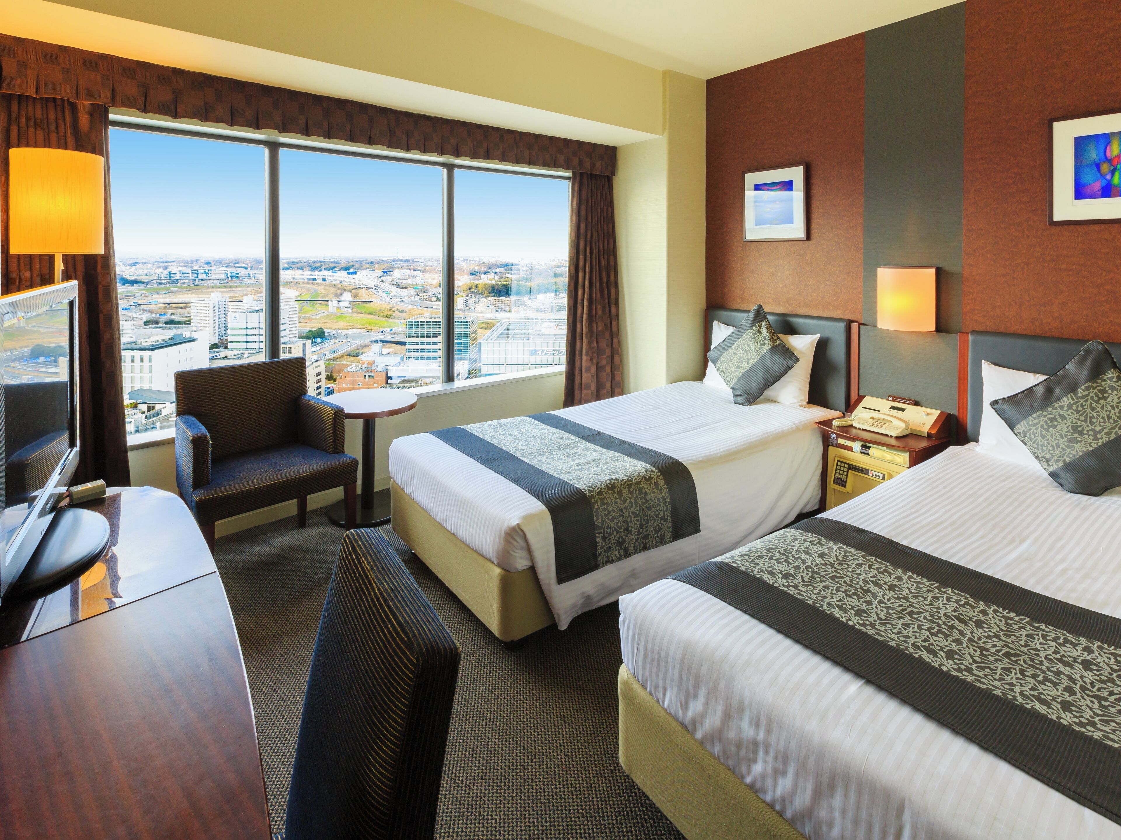 高档床上用品、客房内保险箱、办公桌、遮光窗帘