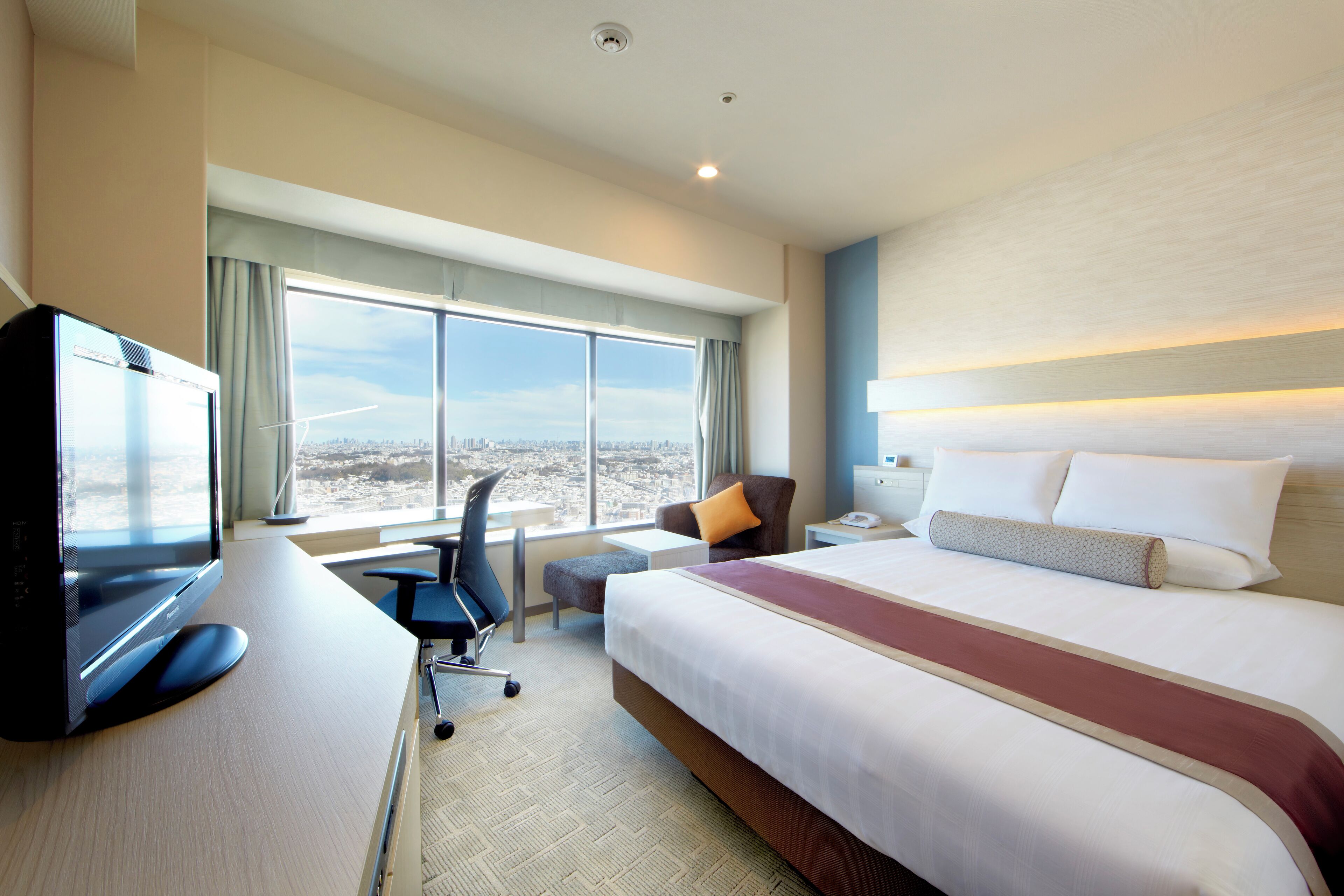 高档床上用品、客房内保险箱、办公桌、遮光窗帘