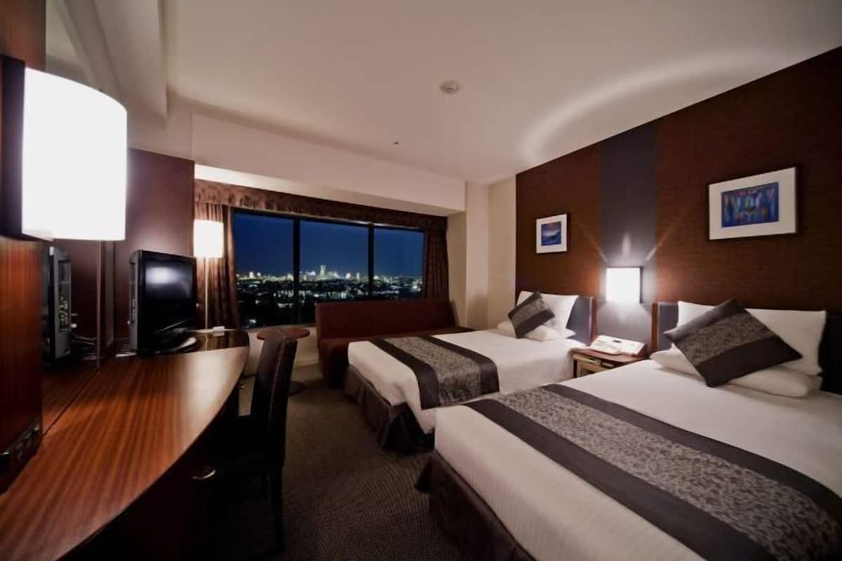 Premium bedding, in-room safe, desk, blackout drapes