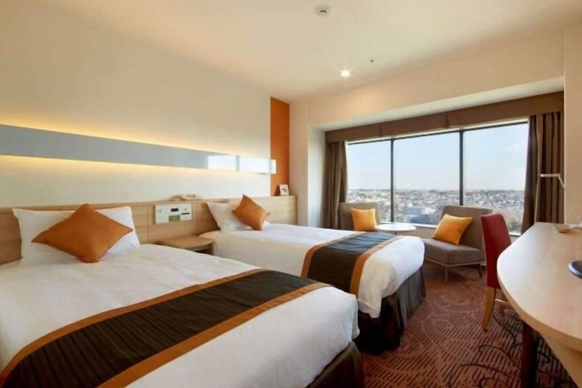 Ropa de cama de alta calidad y caja de seguridad en la habitación