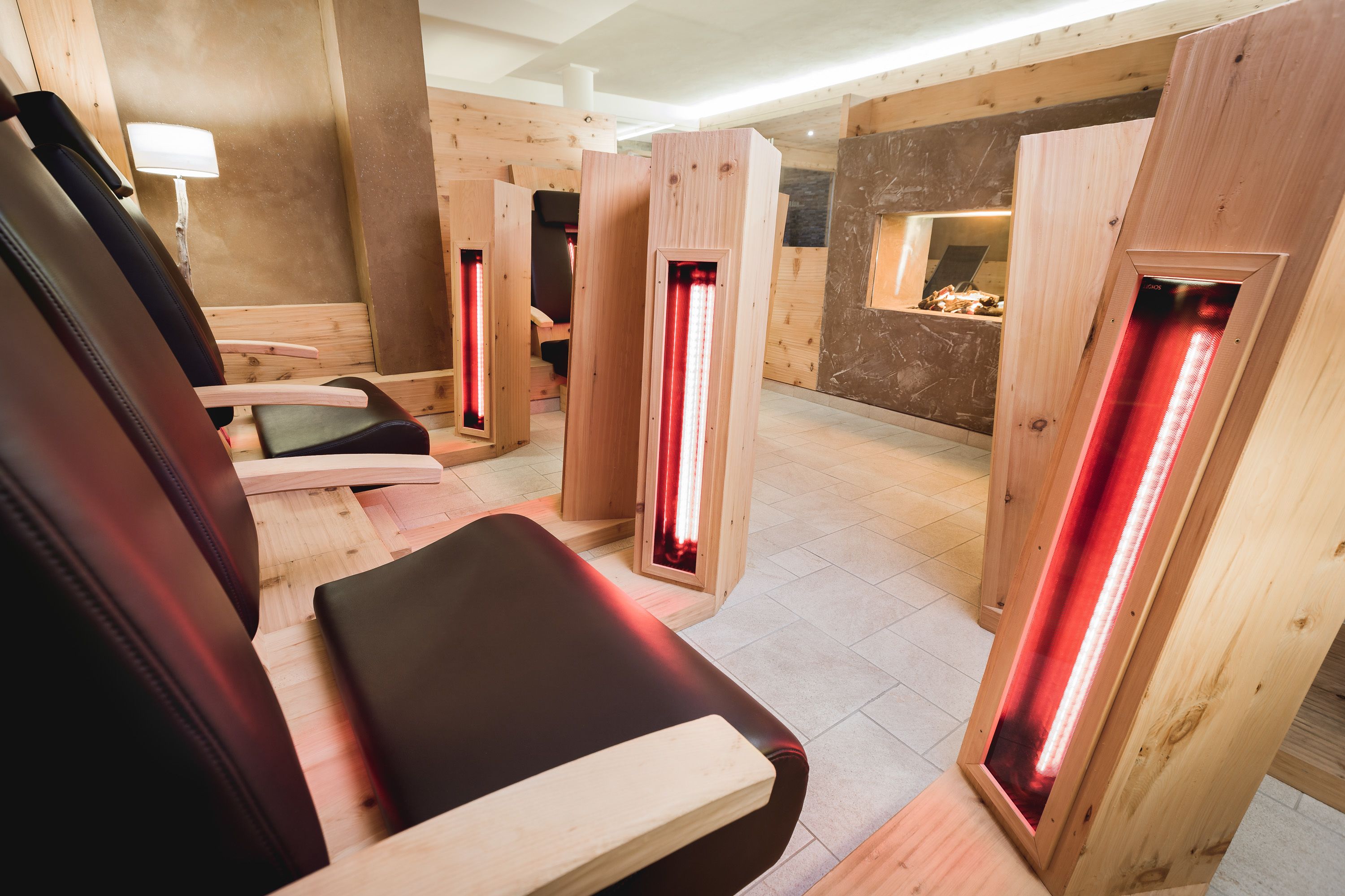 Een sauna met houten wanden en banken, met infraroodverwarming.