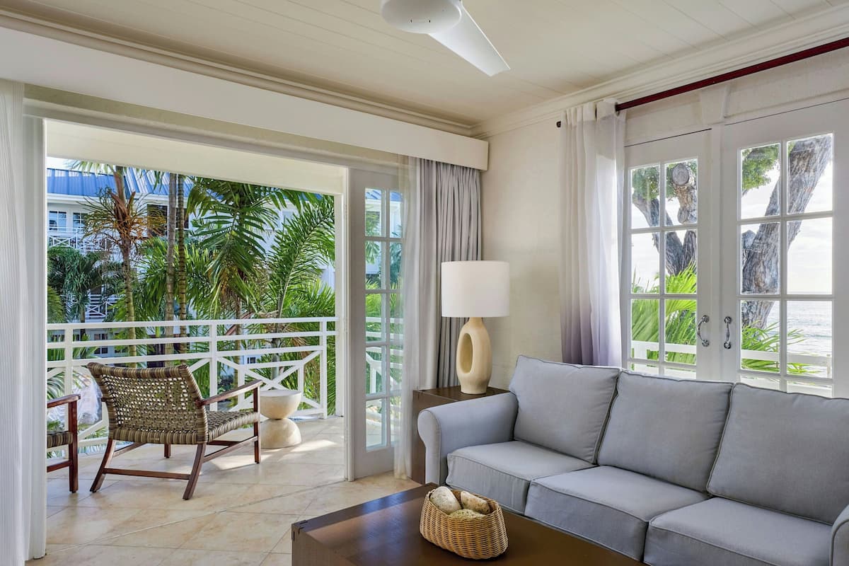 Ocean View, Adults Only, 1 Bedroom Suite | Sala de estar | TV LED, dock para MP3