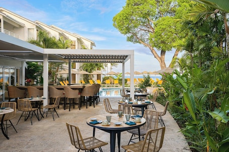 Bar (en la propiedad). Treasure Beach Art Hotel, Barbados, An Autograph Collection All-Inclusive Resort
