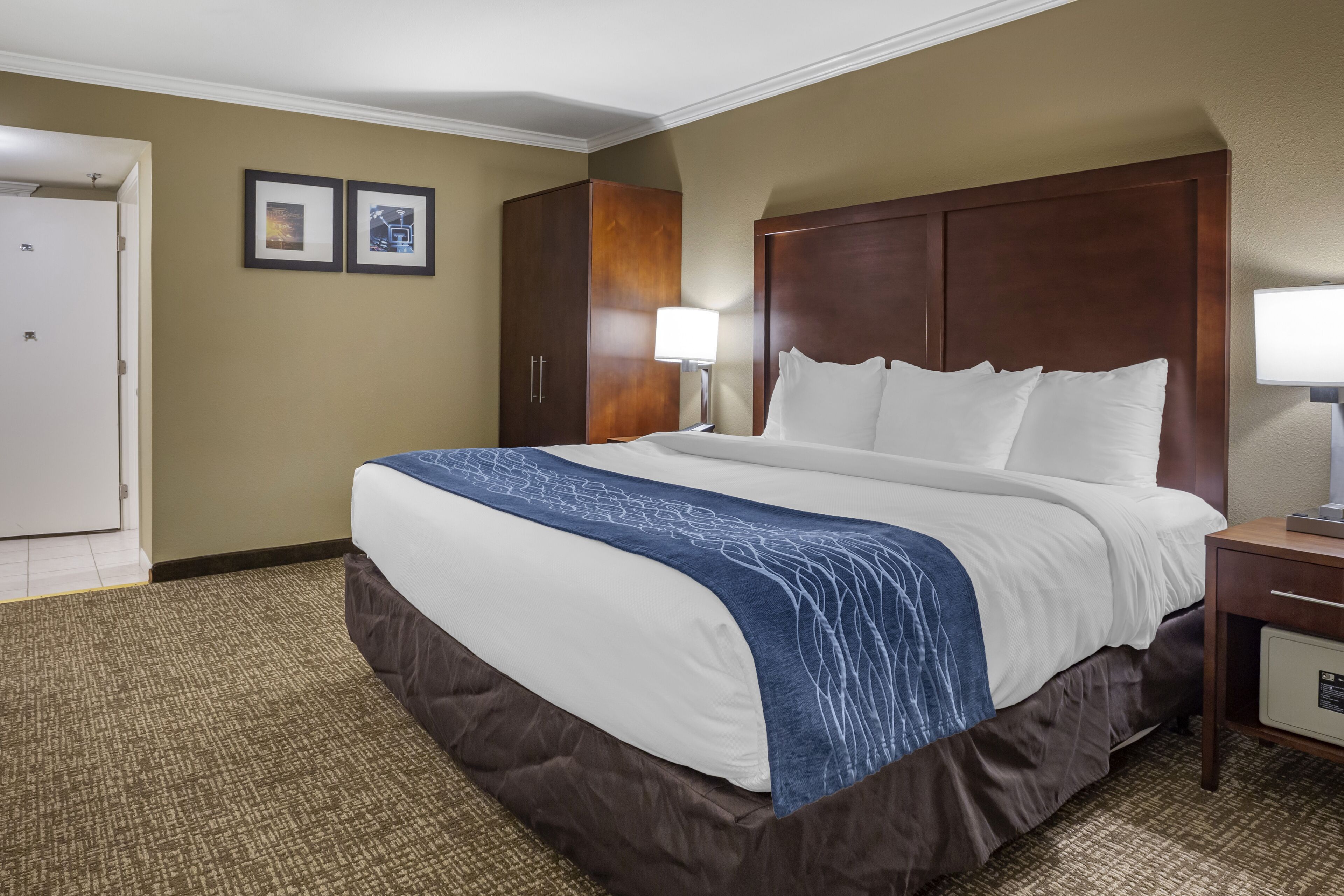 Deluxe Room, 1 King Bed with Whirlpool, Non Smoking | Pillowtop beds, in-room safe, desk, laptop workspace