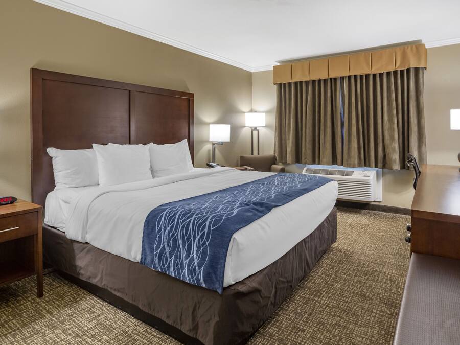 Deluxe Room, 1 King Bed, Non Smoking | Pillowtop beds, in-room safe, desk, laptop workspace
