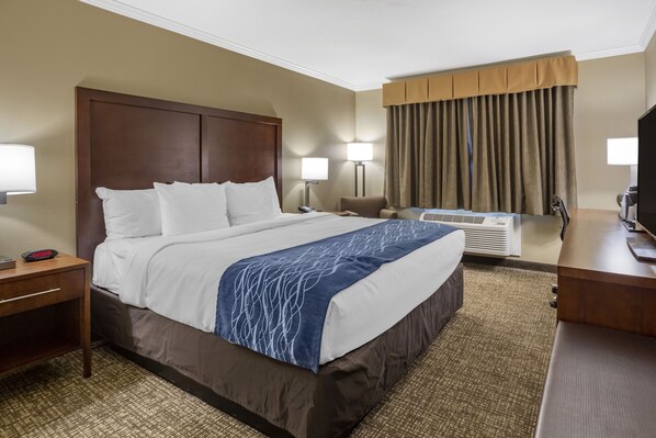 Deluxe Room, 1 King Bed, Non Smoking | Pillowtop beds, in-room safe, desk, laptop workspace - Comfort Inn Sunnyvale - Silicon Valley (Sunnyvale)