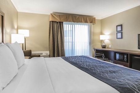 Deluxe Room, 1 King Bed with Whirlpool, Non Smoking | 1 bedroom, pillowtop beds, in-room safe, desk