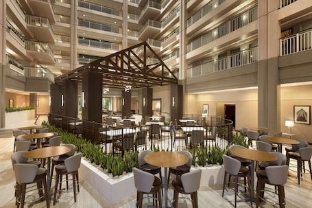 Lobby. Embassy Suites by Hilton Chicago Lombard Oak Brook