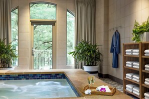 Indoor spa tub - Omni La Mansion del Rio (San Antonio)