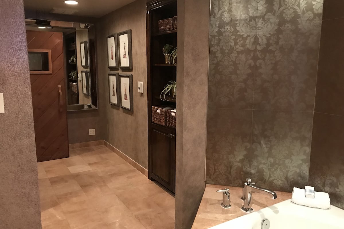 presidential suite, 1 king bed | bathroom | combined shower/bathtub, rainfall showerhead, designer toiletries