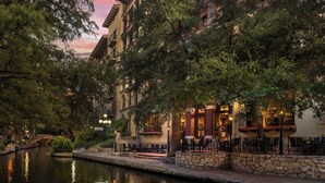 Front of property - evening/night - Omni La Mansion del Rio (San Antonio)
