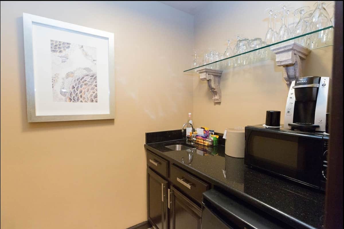 presidential suite, 1 king bed | private kitchen | mini-fridge, coffee/tea maker