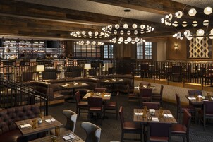 2 restaurants, breakfast served